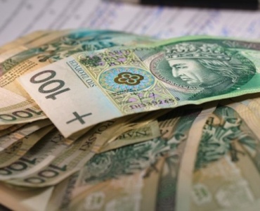 Szybka kasa bez potknięć: kiedy postawić na limit w koncie, a kiedy na kredyt gotówkowy?